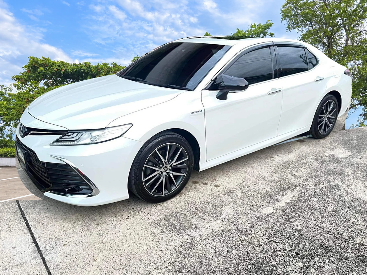 รถ Toyota Camry ของ SanookCar พร้อมฉากหลังพื้นที่สีเขียวที่ตกแต่งใหม่