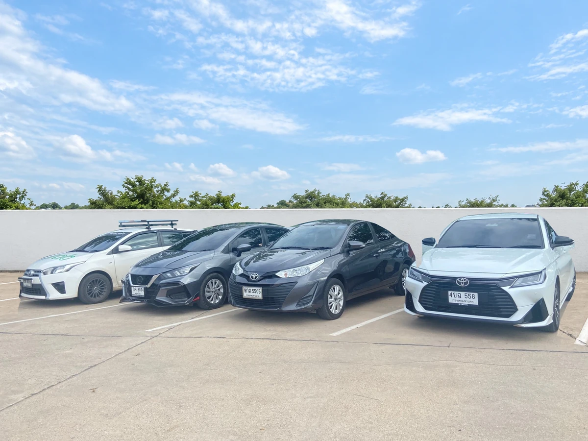 ภาพรถเก๋งจริงของ SanookCar ที่ปรับแต่งพื้นหลัง
