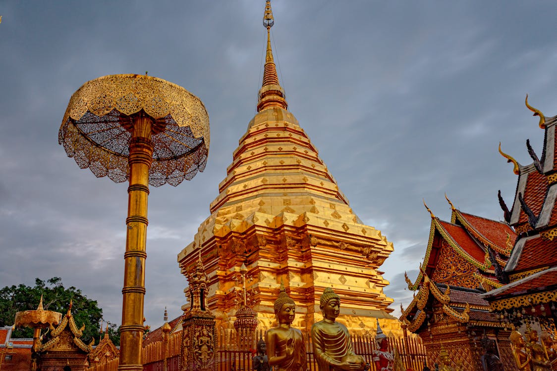 พระธาตุทอง อุดรธานี เช่ารถพร้อมคนขับ